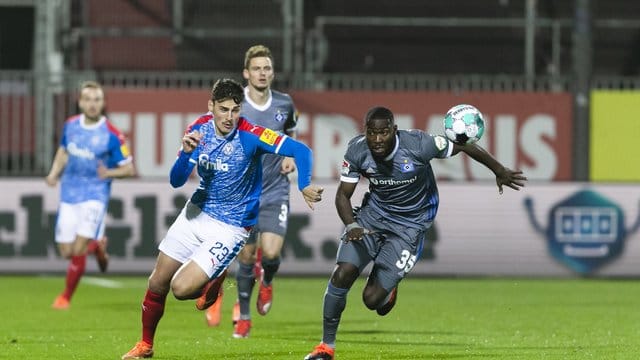 Kiels Janni Serra (l) und Stephan Ambrosius vom HSV kämpfen um den Ball. Kiels Janni Serra (l) und Stephan Ambrosius vom HSV kämpfen um den Ball.