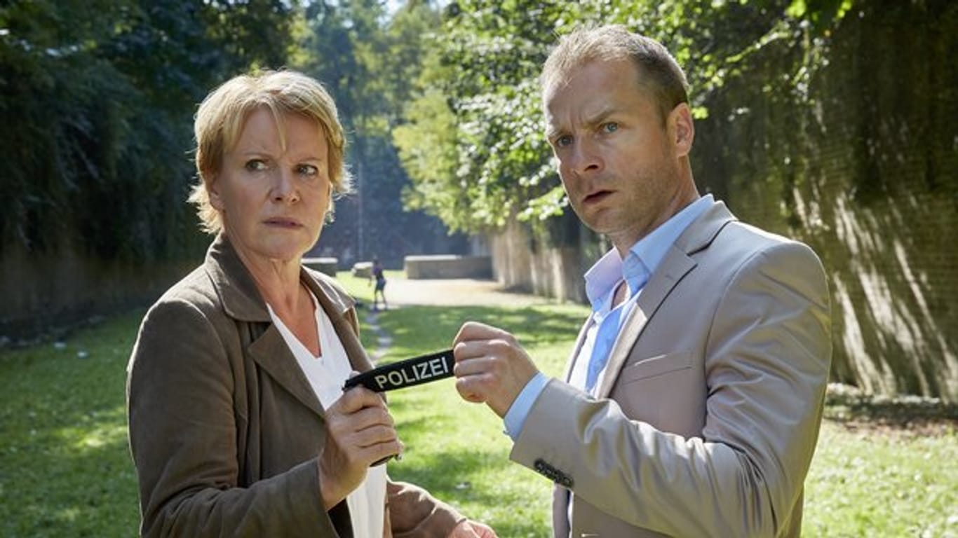 Marie Brand (Mariele Millowitsch) und ihr Kollege Jürgen Simmel (Hinnerk Schönemann) nehmen den Tatort genau unter die Lupe.