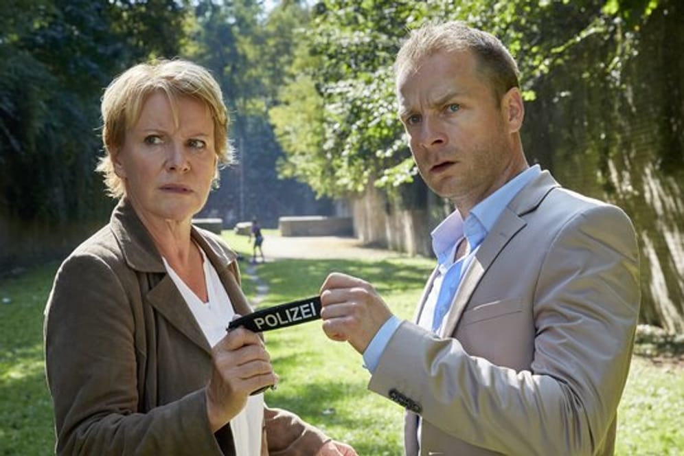 Marie Brand (Mariele Millowitsch) und ihr Kollege Jürgen Simmel (Hinnerk Schönemann) nehmen den Tatort genau unter die Lupe.