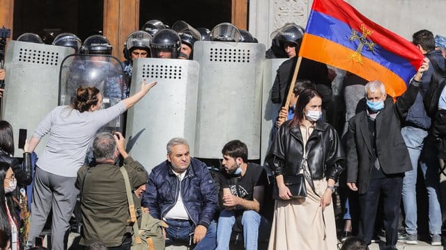 Tausende Menschen haben erneut die Straßen von Eriwan überschwemmt und protestieren gegen das Abkommen zur Einstellung der Kämpfe welches fast 2.
