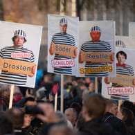 Corona-Verharmloser und Neonazis feindeten in Leipzig Politiker und Journalisten an.