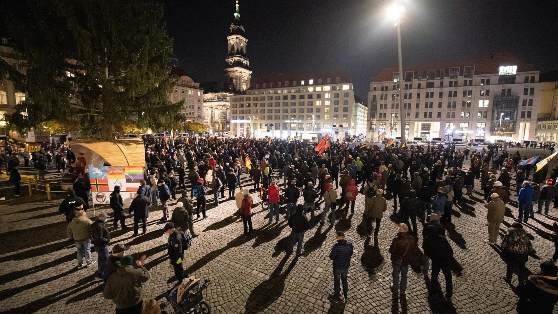 Pegida-Kundgebung in Dresden: Der Aufmarsch am 82. Jahrestag der Reichspogromnacht sorgte für Kritik.