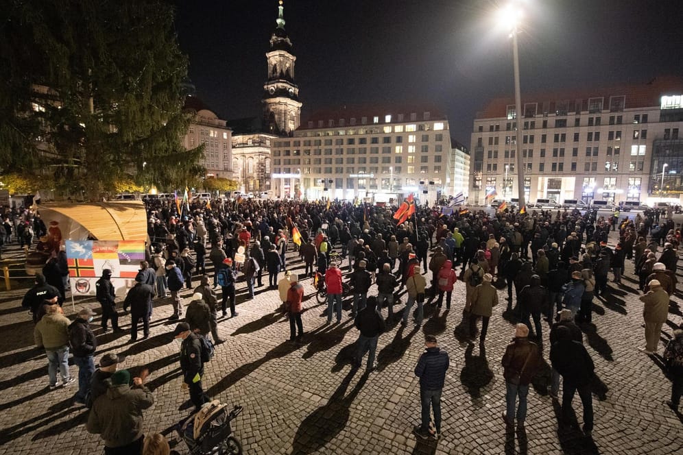 Pegida-Kundgebung in Dresden: Der Aufmarsch am 82. Jahrestag der Reichspogromnacht sorgte für Kritik.
