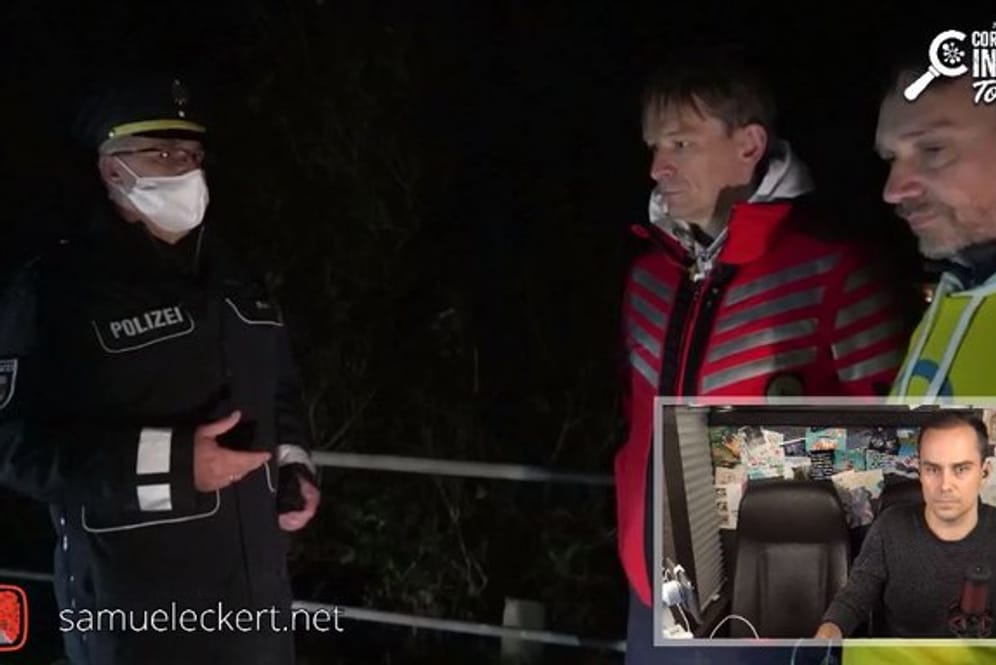 Gestoppt: Bodo Schiffmann (rote Jacke) und "Querdenken"-Anwalt Ralf Ludwig (gelbe Jacke) mit dem örtlichen Polizeichef Torsten Rusch, der ihnen erklärte, dass sie unerlaubt in Mecklenburg-Vorpommern sind.