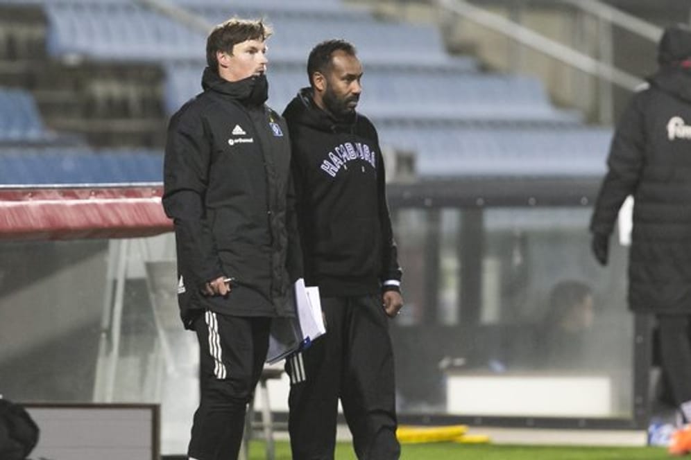 Co-Trainer Merlin Polzin (l) und der HSV-Trainer Daniel Thioune beobachten das Spiel.