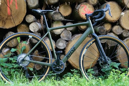 Sieht mit gekrümmtem Lenker aus wie ein Rennrad: Das Rose Backroad AL GRX RX600 ist aber vor allem dank breiterer Reifen ein Gravelbike.