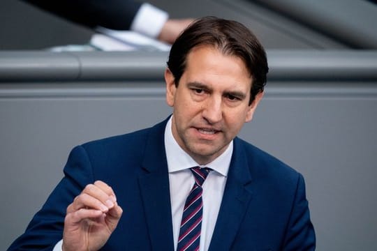 "Bei der Verfolgung von Cum-Ex-Taten und beim Rückholen der Steuermittel braucht es Konsequenz und Härte", sagt Unionsfraktionsvize Andreas Jung.