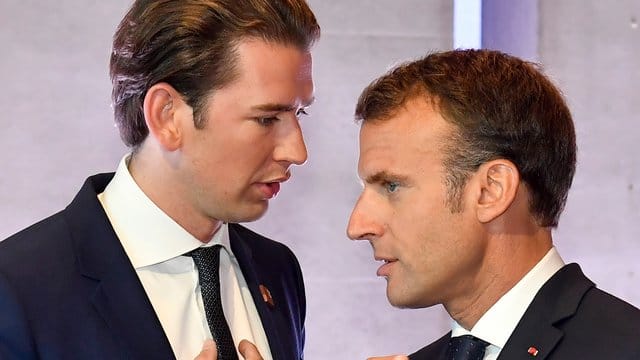 Nach den blutigen Anschlägen in Europa beraten Österreichs Bundeskanzler Kurz (l) und Frankreichs Präsident Macron gemeinsam mit Kanzlerin Merkel und der EU-Spitze in einer Videokonferenz. Nach den blutigen Anschlägen in Europa beraten Österreichs Bundeskanzler Kurz (l) und Frankreichs Präsident Macron gemeinsam mit Kanzlerin Merkel und der EU-Spitze in einer Videokonferenz.