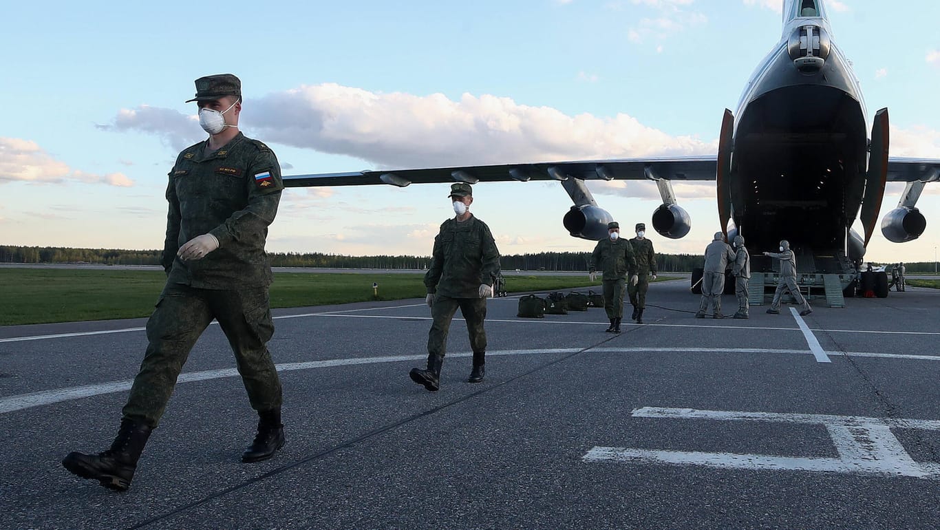Soldaten neben einem Flugzeug des Typs Iljuschin Il-76: In Bergkarabach ist eine Waffenruhe vereinbart worden. Putin schickt Friedenstruppen in die Region. (Archivbild)