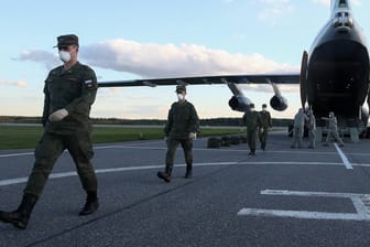 Soldaten neben einem Flugzeug des Typs Iljuschin Il-76: In Bergkarabach ist eine Waffenruhe vereinbart worden. Putin schickt Friedenstruppen in die Region. (Archivbild)