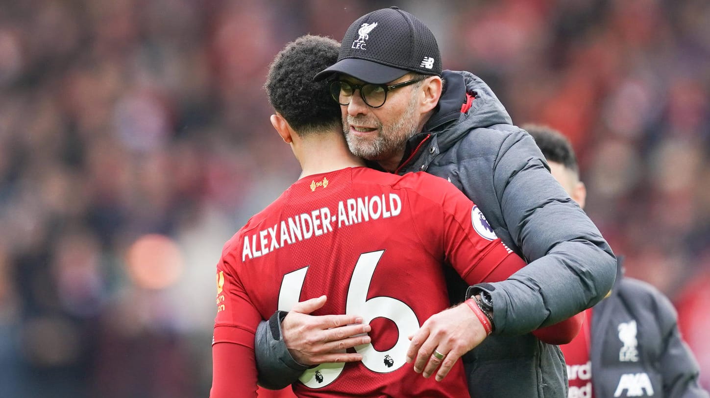 Trent Alexander-Arnold (l.) und Jürgen Klopp: Das Duo wird in den nächsten Wochen auf dem Platz nicht zusammen arbeiten können.