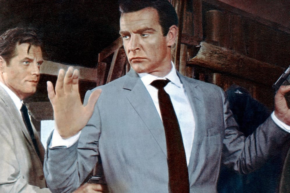 1962: Sean Connery (r) hält als James Bond die Waffe hoch, die "Walther PP" soll nun versteigert werden.