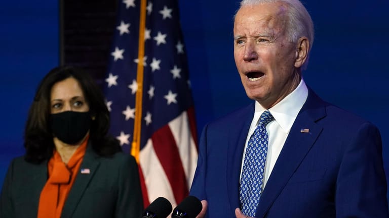 Joe Biden (r.) mit Kamala Harris im Hintergrund: Der designierte US-Präsident hat seine Arbeit bereits aufgenommen.