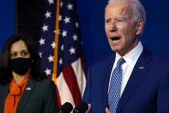 Joe Biden (r.) mit Kamala Harris im Hintergrund: Der designierte US-Präsident hat seine Arbeit bereits aufgenommen.