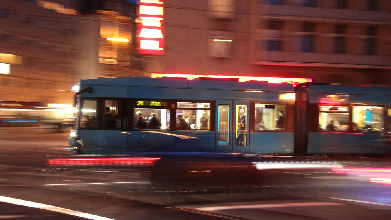 Eine Straßenbahn der VGF fährt durch Frankfurt: Wegen eines falsch abgestellten Pkw stauten sich mehrere Bahnen.
