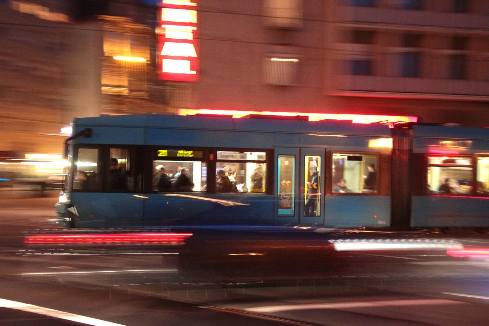 Eine Straßenbahn der VGF fährt durch Frankfurt: Wegen eines falsch abgestellten Pkw stauten sich mehrere Bahnen.