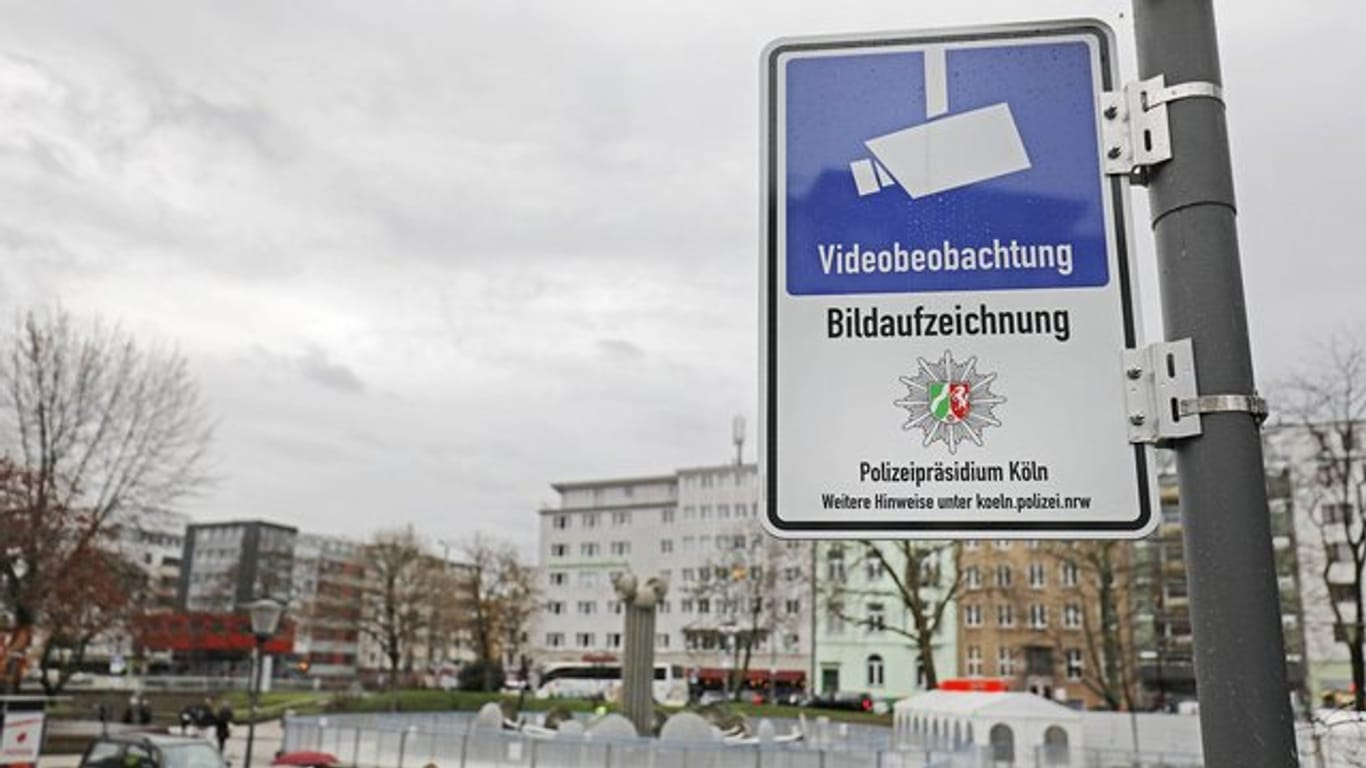 Die Kölner Polizei will zwei Kundgebungen gegen die Corona-Schutzbestimmungen im Auge behalten (Archiv).