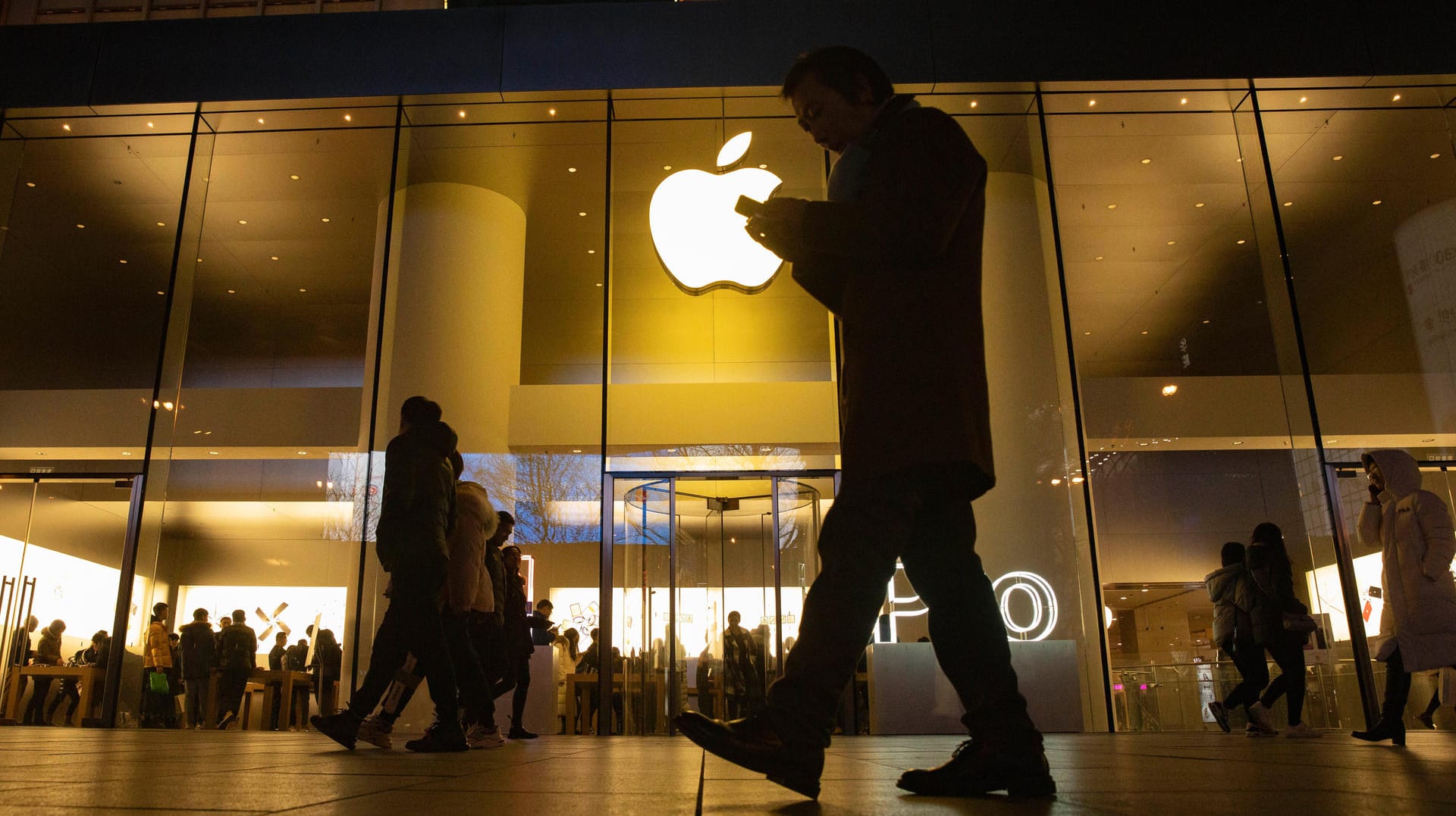 Ein Mann läuft an einem Apple Store vorbei: Der iPhone-Konzern stellt im November weitere Geräte vor. Ein Mann läuft an einem Apple Store vorbei: Der iPhone-Konzern stellt im November weitere Geräte vor.