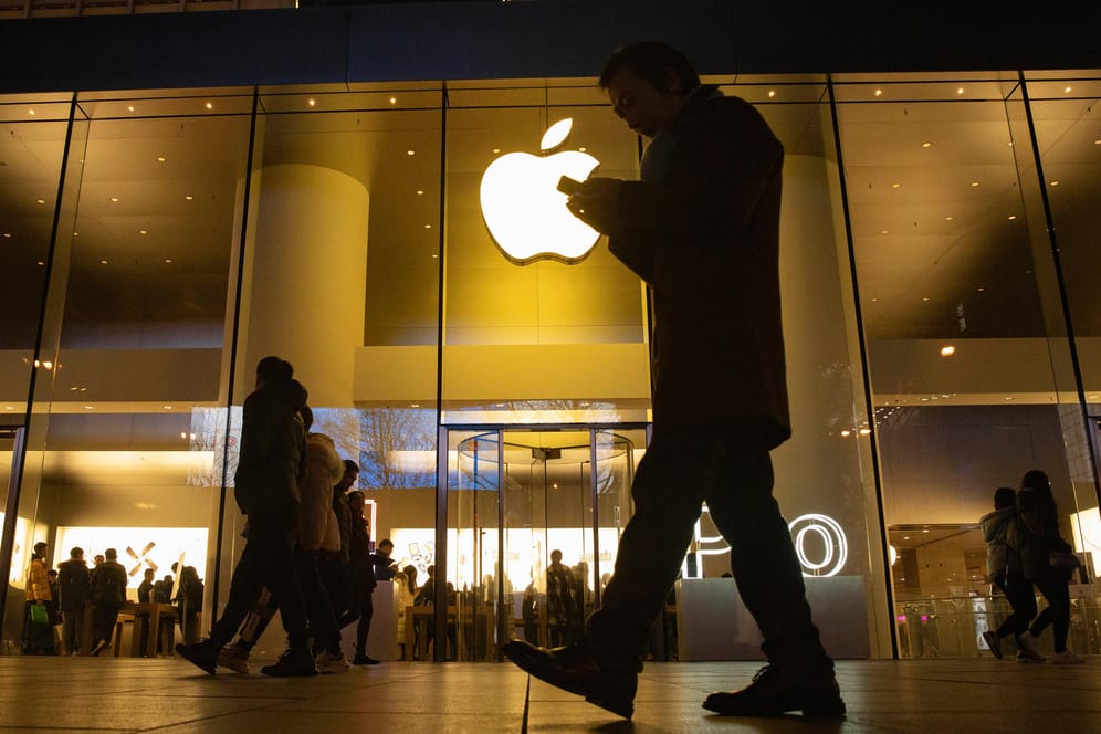 Ein Mann läuft an einem Apple Store vorbei: Der iPhone-Konzern stellt im November weitere Geräte vor.