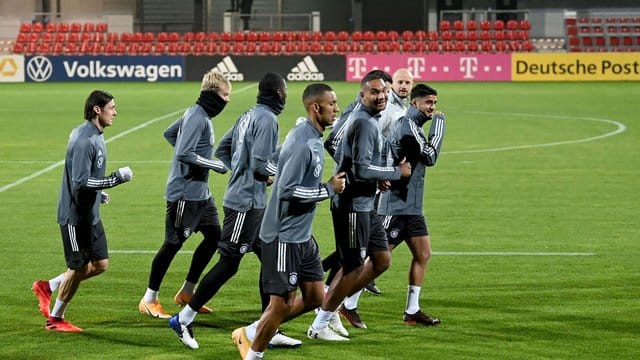 Spieler der deutschen Nationalmannschaft laufen in Leipzig über den Platz. Spieler der deutschen Nationalmannschaft laufen in Leipzig über den Platz.