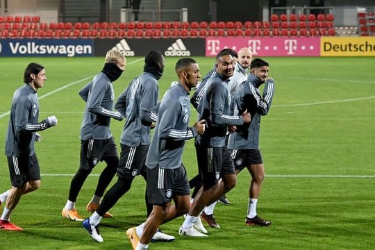 Spieler der deutschen Nationalmannschaft laufen in Leipzig über den Platz.