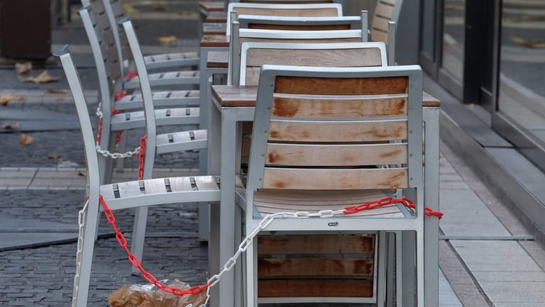 Stühle und Tische vor einem Restaurant (Symbolbild): Seit Anfang November gilt ein Teil-Lockdown in Deutschland.