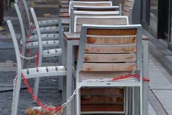 Stühle und Tische vor einem Restaurant (Symbolbild): Seit Anfang November gilt ein Teil-Lockdown in Deutschland.