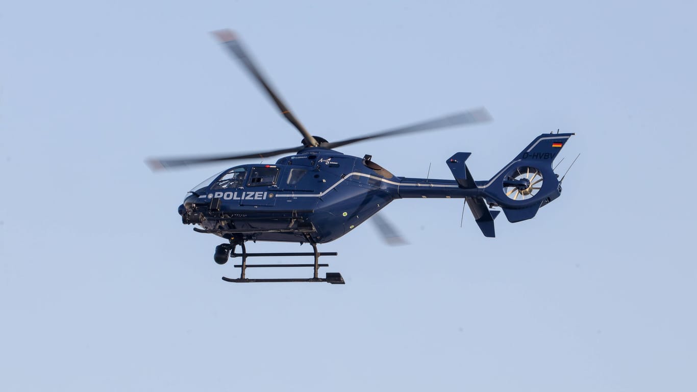 Ein Hubschrauber in der Luft (Symbolbild): Nach dem Vermissten wurde auch per Helikopter gesucht.