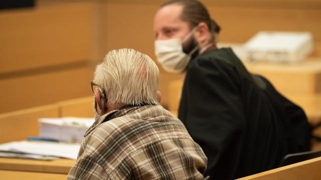 Der Angeklagte sitzt neben seinem Anwalt im Würzburger Landgericht. Der Angeklagte sitzt neben seinem Anwalt im Würzburger Landgericht.