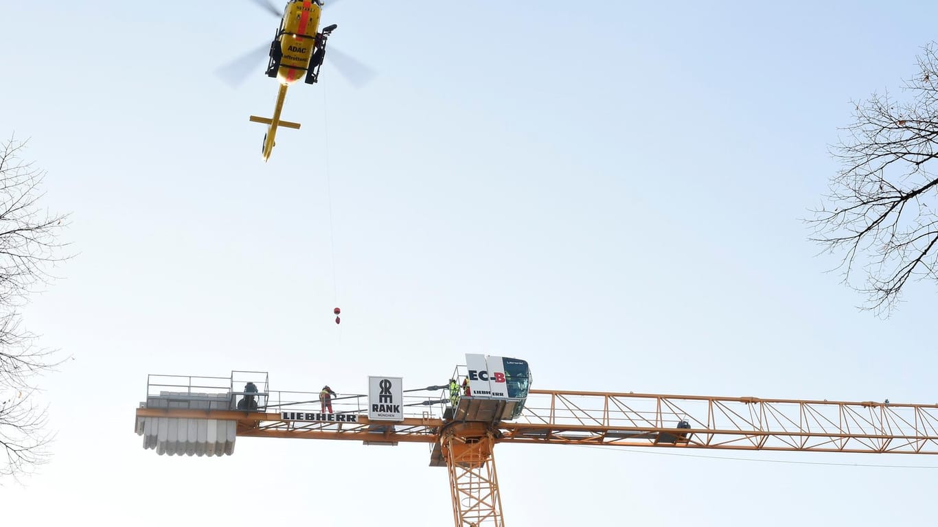 Ein Hubschrauber kreist über einem Kran: Die Feuerwehr hat einen Mann aus über 30 Metern Höhe gerettet.