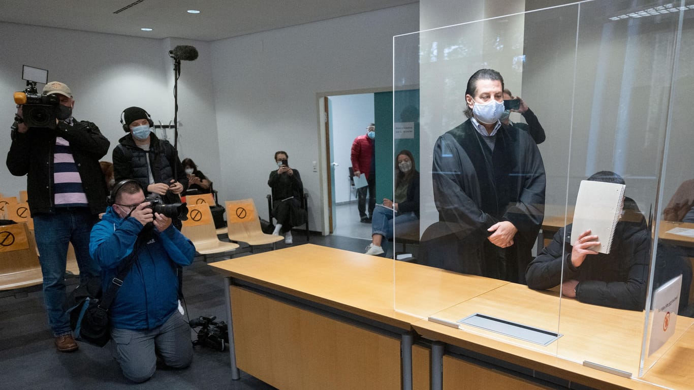 Menschen im Gerichtssaal in Stuttgart: Zwei Angeklagte im ersten öffentlichen Prozess um die Stuttgarter Krawallnacht sind nun verurteilt worden.