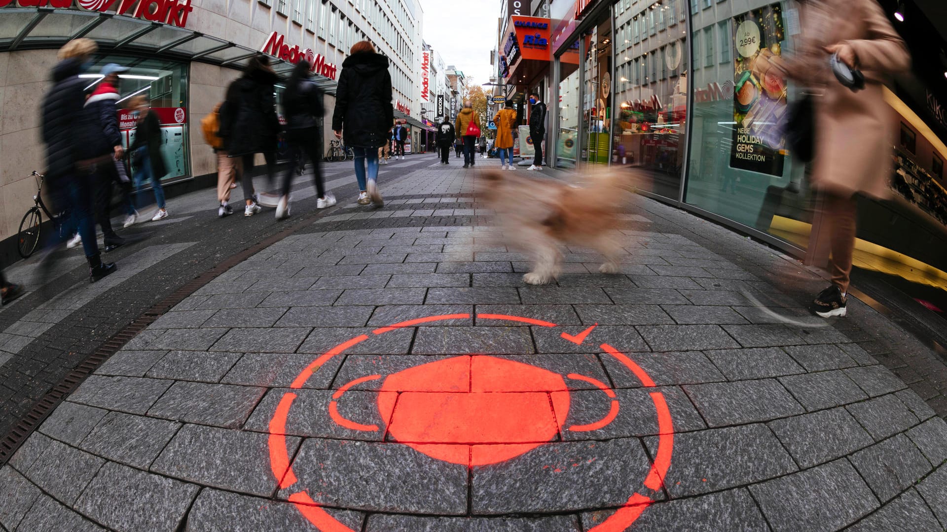 Hinweis auf Maskenplicht: In Köln werden Passanten durch Piktogramme auf die Plicht zum Tragen eines Mund-Nasen-Schutzes hingewiesen.