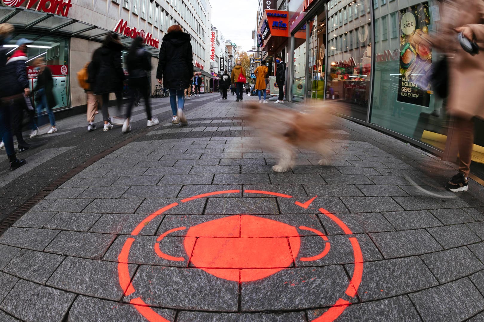 Hinweis auf Maskenplicht: In Köln werden Passanten durch Piktogramme auf die Plicht zum Tragen eines Mund-Nasen-Schutzes hingewiesen.