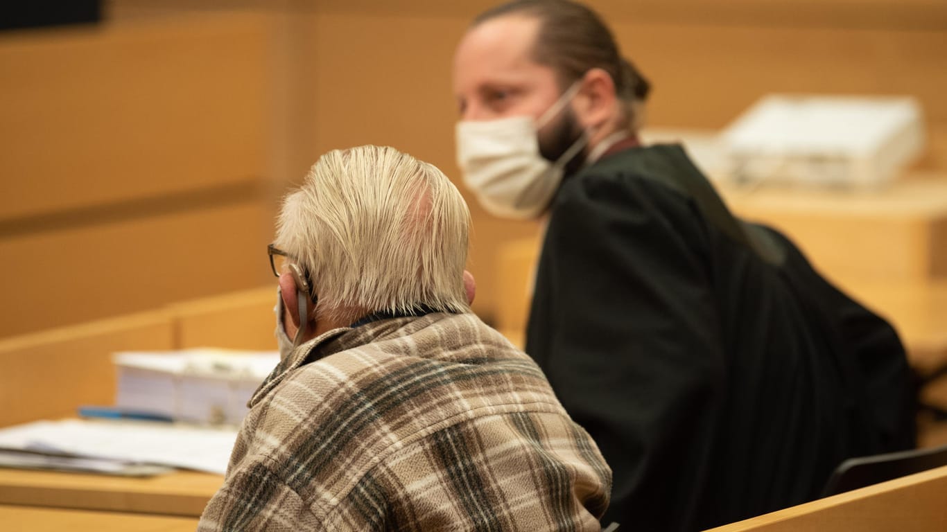Der Angeklagte und sein Anwalt: Der 92-Jährige habe aus Liebe gehandelt, er wollte nicht, dass seine Frau ins Heim muss, so der Verteidiger.