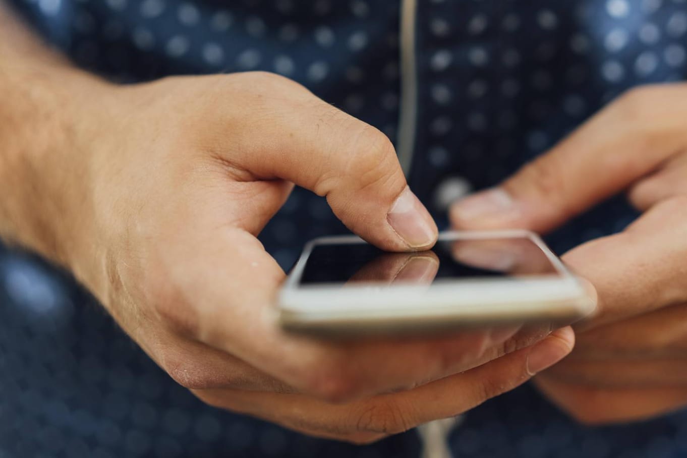 Ein Mann mit einem Smartphone (Symbolbild): Nutzer mit älteren Android-Versionen könnten in Zukunft Probleme mit Websites bekommen.
