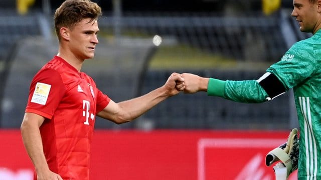 Joshua Kimmich (l) und Torwart Manuel Neuer grüßen sich mit der Faust. Joshua Kimmich (l) und Torwart Manuel Neuer grüßen sich mit der Faust.