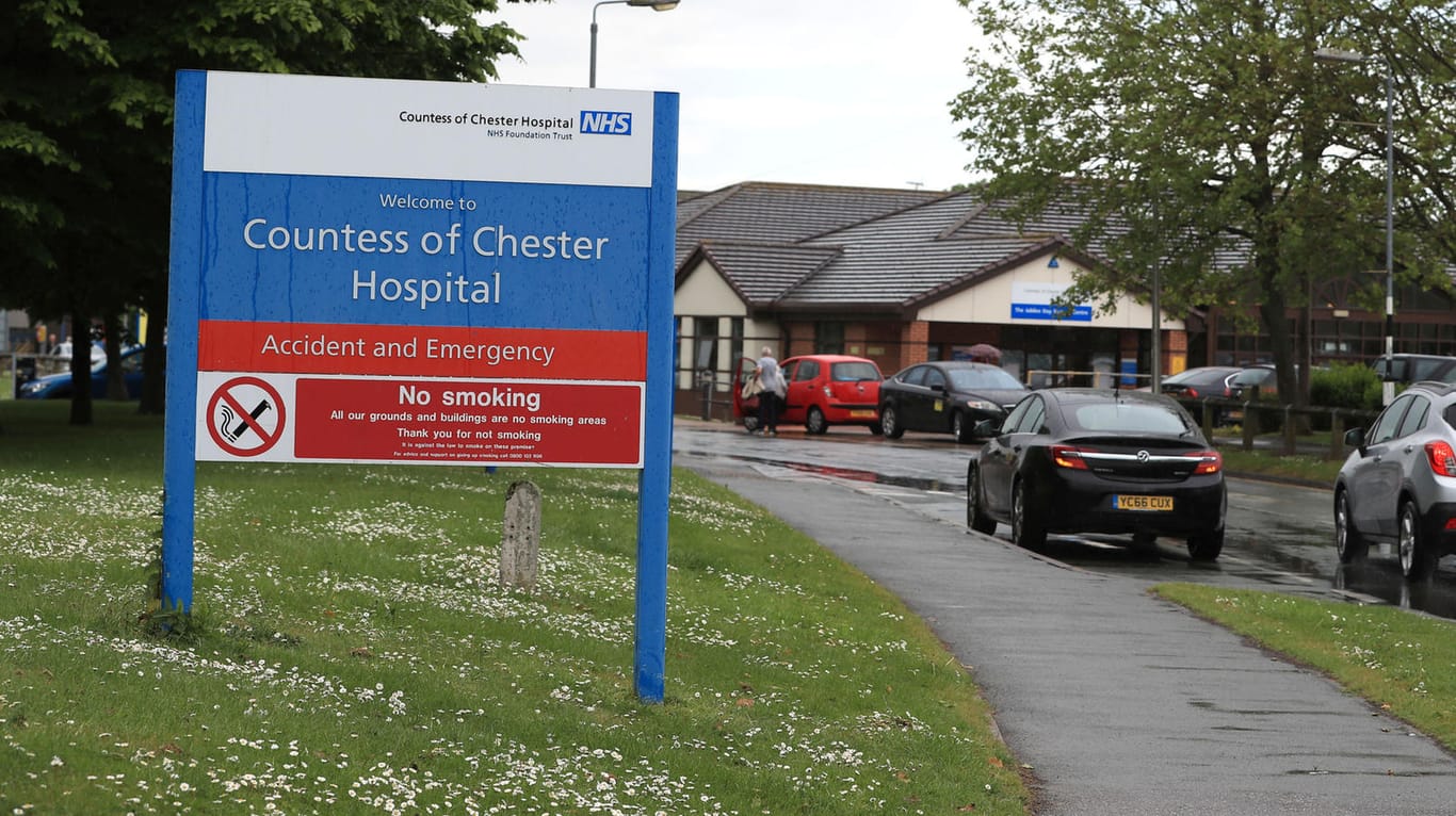 Zufahrt zum Krankenhaus im nordenglischen Chester: 2015 und 2016 starben hier 17 Babys. (Archivbild)