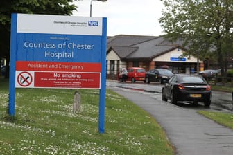 Zufahrt zum Krankenhaus im nordenglischen Chester: 2015 und 2016 starben hier 17 Babys. (Archivbild)