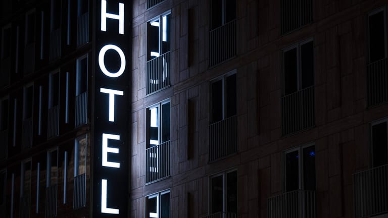 Ein Leuchtschild mit der Aufschrift Hotel ist zu sehen (Symbolbild): In Köln hat ein Hotel das Übernachtungsverbot von Touristen wegen des Teil-Lockdowns offenbar ignoriert.