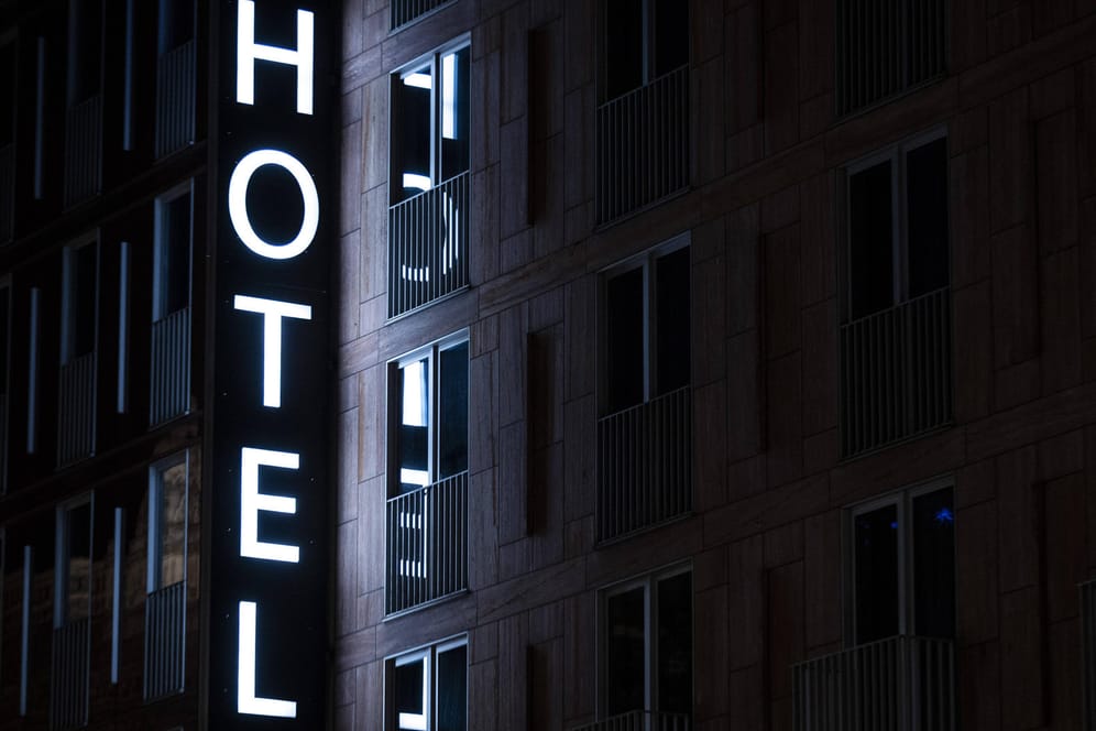 Ein Leuchtschild mit der Aufschrift Hotel ist zu sehen (Symbolbild): In Köln hat ein Hotel das Übernachtungsverbot von Touristen wegen des Teil-Lockdowns offenbar ignoriert.