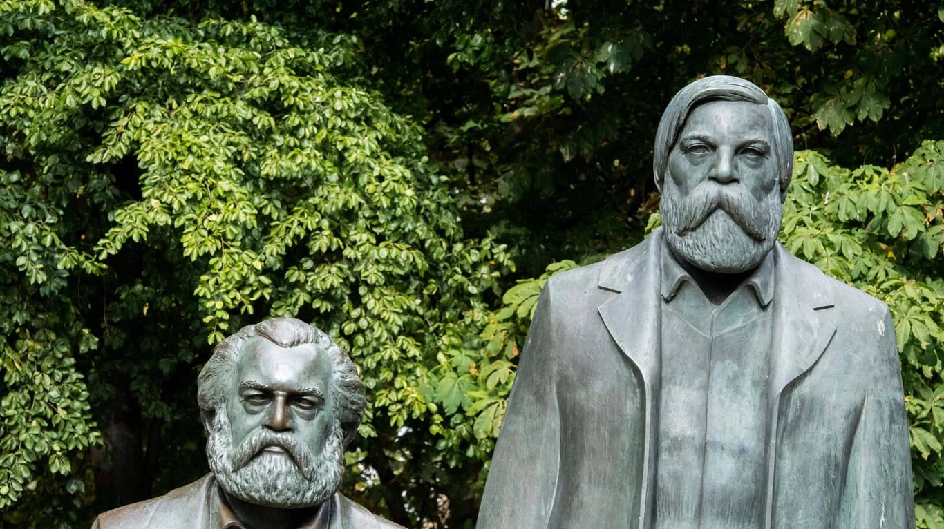 Im Bild sind die Skulpturen von Karl Marx und Friedrich Engels in Berlin zu sehen: Der Geburtstag von Engels wird wegen Corona dieses Jahr nur virtuell in Wuppertal gefeiert.