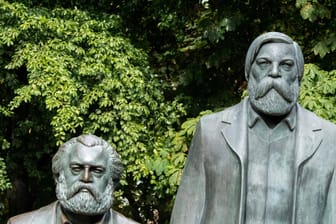 Im Bild sind die Skulpturen von Karl Marx und Friedrich Engels in Berlin zu sehen: Der Geburtstag von Engels wird wegen Corona dieses Jahr nur virtuell in Wuppertal gefeiert.