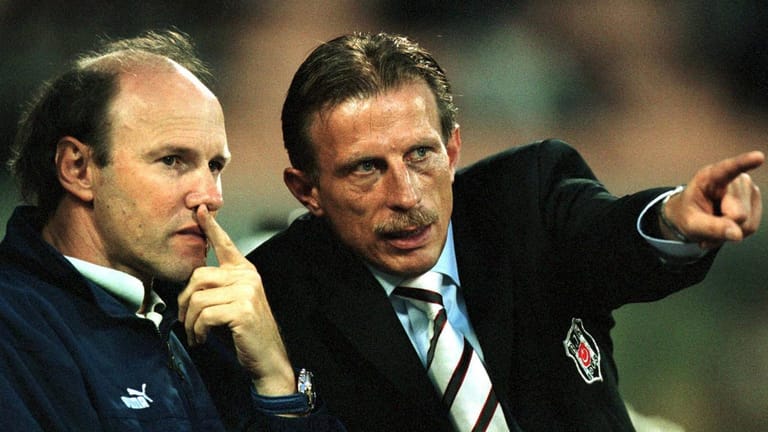 Christoph Daum (re.) mit seinem Assistenten Roland Koch (li.): Seine zweite Amtszeit bei Besiktas Istanbul endete im Mai 2002 nach etwas mehr als einem Jahr.