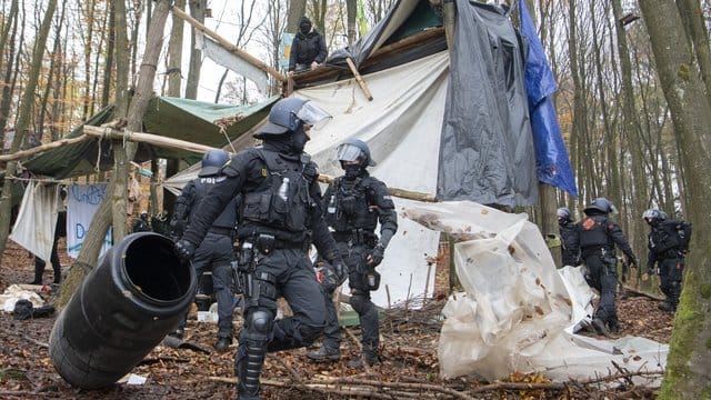 Polizisten räumen in einem Protest-Camp im Dannenröder Forst Gegenstände aus dem Weg. Polizisten räumen in einem Protest-Camp im Dannenröder Forst Gegenstände aus dem Weg.