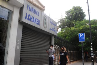 Eine geschlossene Apotheke in Libanons Hauptstadt Beirut: Das Land greift zu drastischen Maßnahmen im Kampf gegen den Coronavirus.