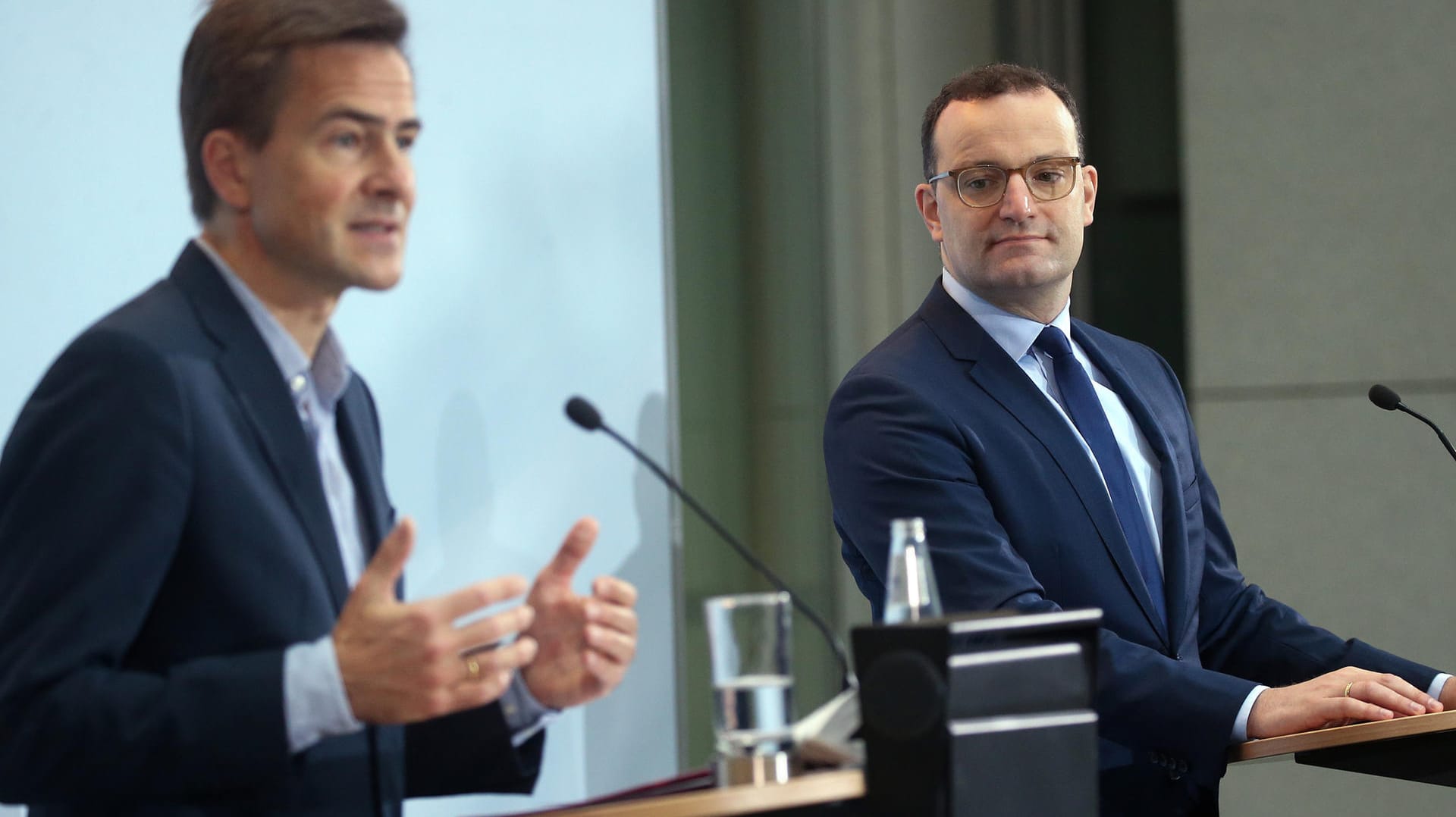 Philipp Justus (links) von Google und Bundesgesundheitsminister Jens Spahn beantworten Fragen auf einer Pressekonferenz: Die Suchmaschine Google integriert offizielle Informationen des Gesundheitsministeriums in seine Suchergebnisse.