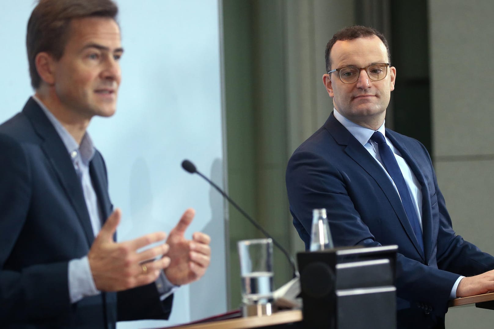 Philipp Justus (links) von Google und Bundesgesundheitsminister Jens Spahn beantworten Fragen auf einer Pressekonferenz: Die Suchmaschine Google integriert offizielle Informationen des Gesundheitsministeriums in seine Suchergebnisse.