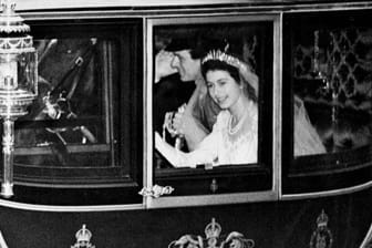 Prinz Philip und die damalige Prinzessin Elizabeth: Das Paar sitzt am 20. November 1947 in der Hochzeitskutsche.