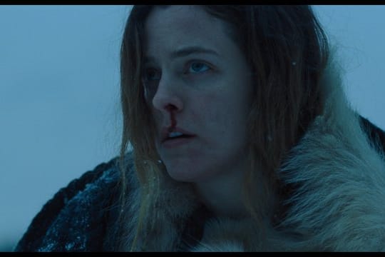 Riley Keough als Grace in einer Szene aus "The Lodge".