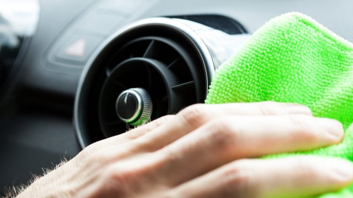 Wisch und weg: Meist reicht ein mildes Reinigungsmittel, um den Innenraum eines Autos zu säubern.